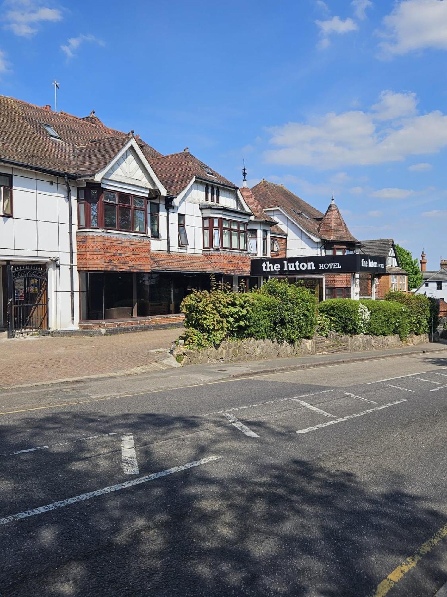 The Luton Hotel Exterior photo