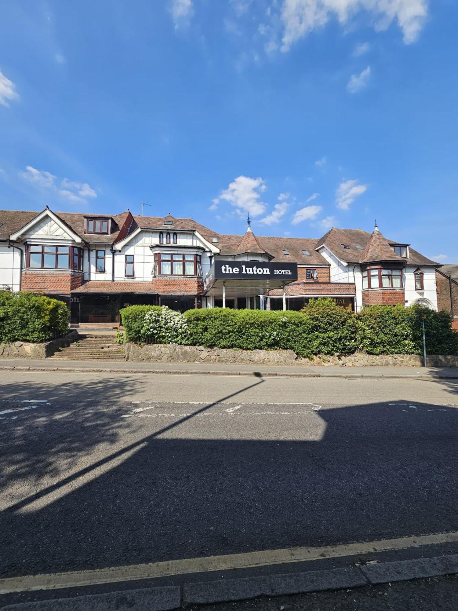 The Luton Hotel Exterior photo